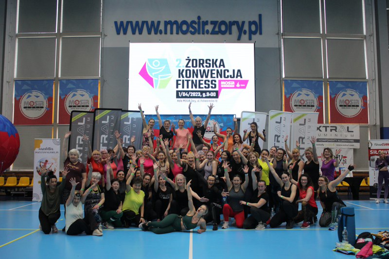 na zdjęciu grupowym uczestnicy konwencji fitness w hali sportowej