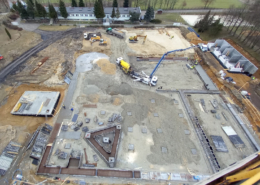 na zdjęciu z lotu ptaka widok na budowę nowego basenu