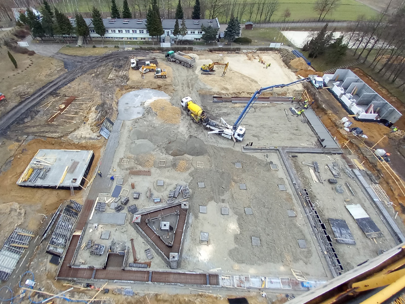 na zdjęciu z lotu ptaka widok na budowę nowego basenu