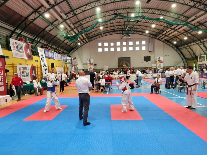 na zdjęciu karatecy podczas turnieju w hali