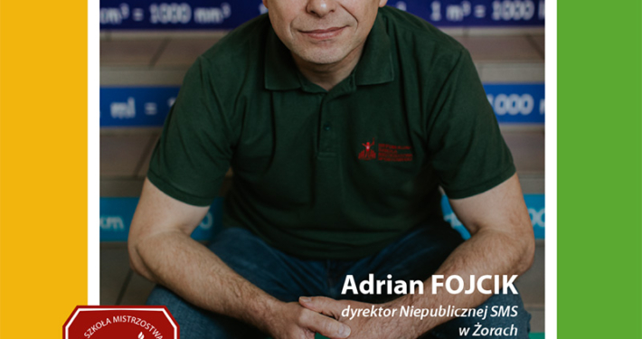 na grafice napis klubowy wywiad i zdjęcie Adriana Fojcika - dyrektora Niepublicznej SMS w Żorach