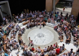 na zdjęciu tłum na otwarciu tężni solankowej w Żorach