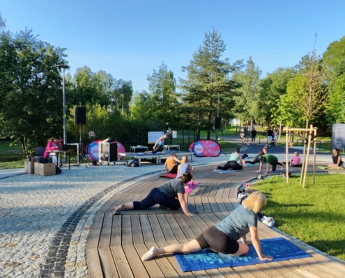 na zdjęciu uczestnicy zajęć fitness w Parku Cegielnia