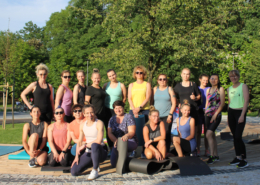 na zdjęciu grupa uczestników zajęć fitness w Parku Cegielnia