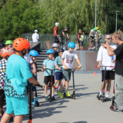 na zdjęciu grupa uczestników zajęć na skateparku