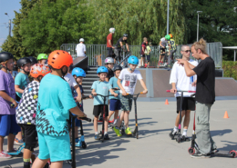 na zdjęciu grupa uczestników zajęć na skateparku