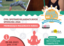 na plakacie informacje o wakacyjnych zajęciach jogi, u góry zdjęcie instruktora oraz ludzi ćwiczących na świeżym powietrzu