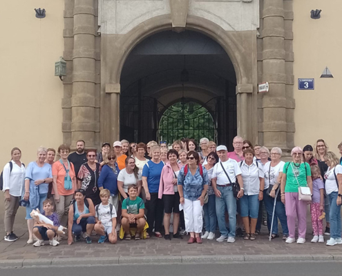 na zdjęciu grupa wycieczkowiczów w Krakowie