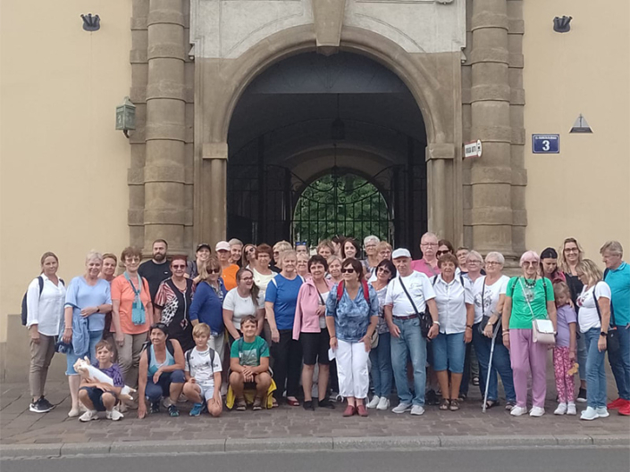 na zdjęciu grupa wycieczkowiczów w Krakowie