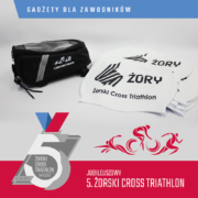na grafice zdjęcie czepków sportowych i pokrowców na rowery oraz logo triathlonu