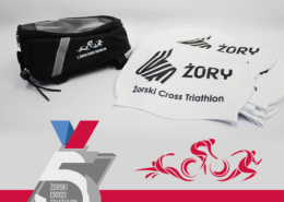 na grafice zdjęcie czepków sportowych i pokrowców na rowery oraz logo triathlonu
