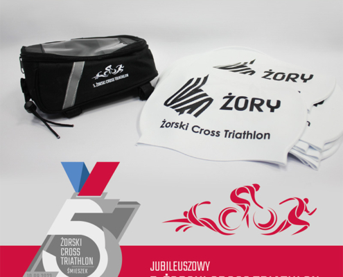 na grafice zdjęcie czepków sportowych i pokrowców na rowery oraz logo triathlonu