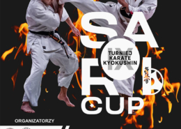 na plakacie na czarnym tle informacje o turnieju karate i zdjęcie dwóch zawodników w białych strojach