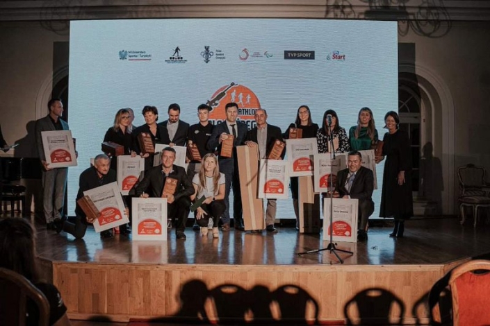 na zdjęciu wyróżnieni przedstawiciele organizatorów Biathlonu dla Każdego na scenie z nagrodami