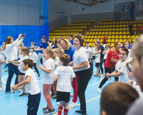 na zdjęciu uczestnicy turnieju w hali sportowej