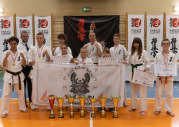 na zdjęciu zawodnicy karate z nagrodami
