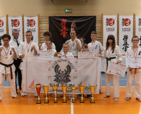 na zdjęciu zawodnicy karate z nagrodami