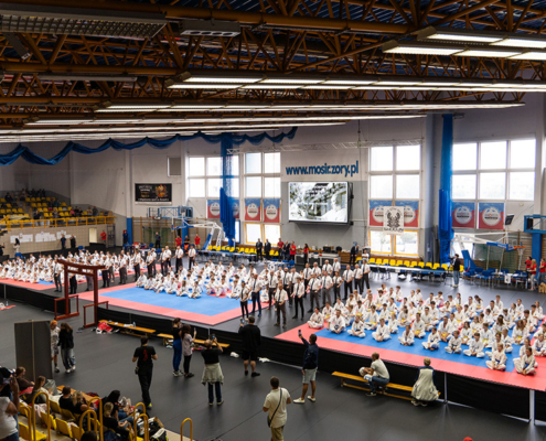 na zdjęciu zawodnicy turnieju karate w hali sportowej