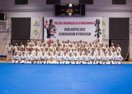 na zdjęciach zawodnicy karate w hali sportowej