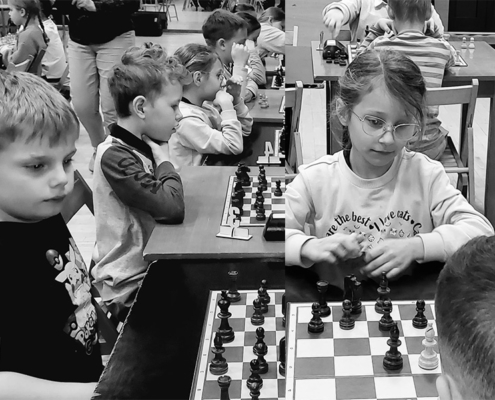 na czarno-białym zdjęciu dzieci grające w szachy w szkole