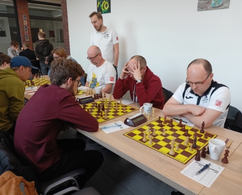 na zdjęciu szachiści podczas turnieju