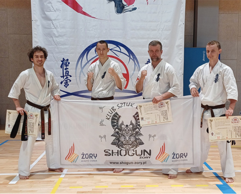 na zdjęciach turniej karate w hali sportowej i zawodnicy z banerem