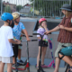na zdjęciach zajęcia instruktorów z dziećmi na skate parku w Żorach
