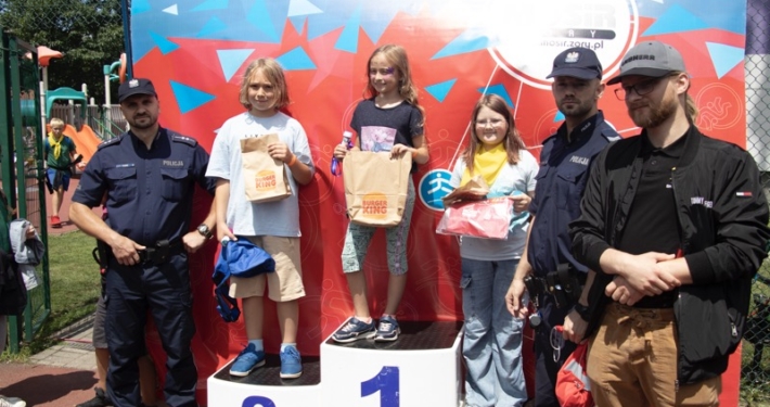 na zdjęciu dzieci z nagrodami na podium