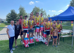 na zdjęciach turniej siatkówki plażowej na boisku w Roju, wręczenie nagród i zawodnicy na podium