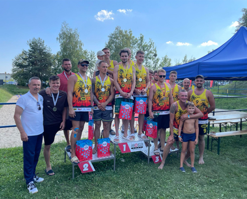 na zdjęciach turniej siatkówki plażowej na boisku w Roju, wręczenie nagród i zawodnicy na podium