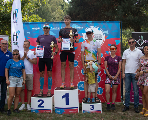 na zdjęciach zmagania triathlonowe na Śmieszku - pływanie, bieganie i rower oraz wręczenie nagród i wywiady