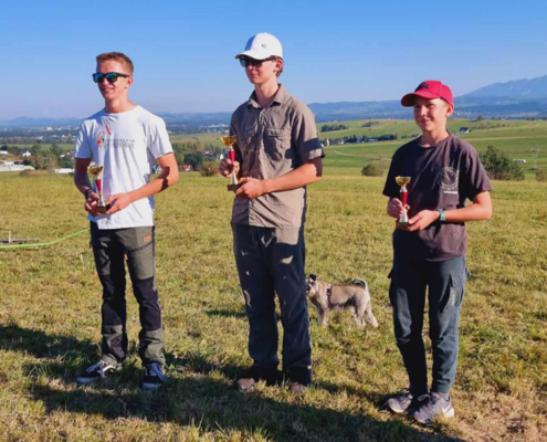 na zdjęciach zawody modeli latających w terenie i zawodnicy z pucharami