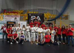 na zdjęciach turniej karate w hali sportowej w Żorach, zawodnicy podczas walki i na podium