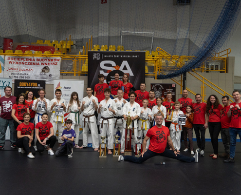 na zdjęciach turniej karate w hali sportowej w Żorach, zawodnicy podczas walki i na podium