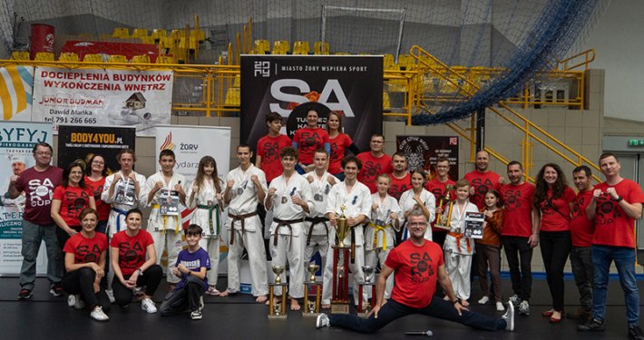 na zdjęciach turniej karate w hali sportowej w Żorach, zawodnicy podczas walki i na podium