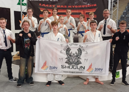 na zdjęciach zawody karate w hali sportowej i zawodnicy na podium z banerem