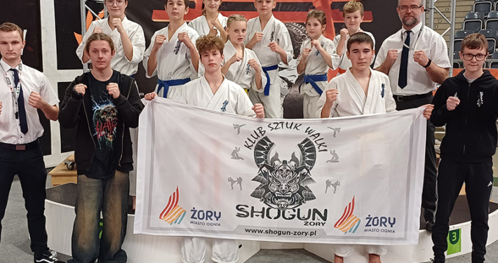 na zdjęciach zawody karate w hali sportowej i zawodnicy na podium z banerem