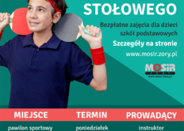 na plakacie na zielonym tle informacje o szkółce tenisa stołowego, zdjęcie zawodnika z rakietkami i logo