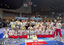 na zdjęciach zawodnicy klubu karate w Japonii, podczasu turnieju i w plenerze