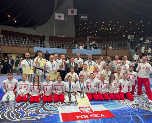 na zdjęciach zawodnicy klubu karate w Japonii, podczasu turnieju i w plenerze