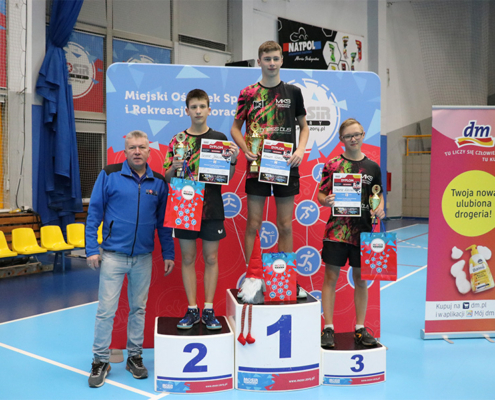 na zdjęciach turniej tenisa stołowego i wręczenie nagród na podium