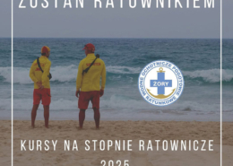 Na zdjęciu widać dwóch ratowników wodnych w żółto-czerwonych strojach stojących na plaży, patrzących na morze; w tle znajduje się logo Wodnego Ochotniczego Pogotowia Ratunkowego Żory oraz napis: „Zostań ratownikiem. Kursy na stopnie ratownicze 2025”.