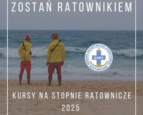 Na zdjęciu widać dwóch ratowników wodnych w żółto-czerwonych strojach stojących na plaży, patrzących na morze; w tle znajduje się logo Wodnego Ochotniczego Pogotowia Ratunkowego Żory oraz napis: „Zostań ratownikiem. Kursy na stopnie ratownicze 2025”.