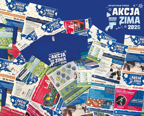 Grafika przedstawia rozrzucone plakaty i materiały promocyjne wydarzenia sportowego „Akcja Zima 2025” oraz niebieską koszulkę z jego logo na tle w podobnym kolorze.