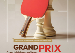 Plakat zapowiada “Grand Prix – Otwarte Mistrzostwa Śląska w szacho-tenisie stołowym”, przedstawiający rakietkę do tenisa stołowego i figury szachowe, z informacjami o terminie i miejscu wydarzenia.