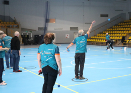 galeria zdjęć przedstawia zajęcia szkoleniowe z soft petanque w żorskiej hali sportowej