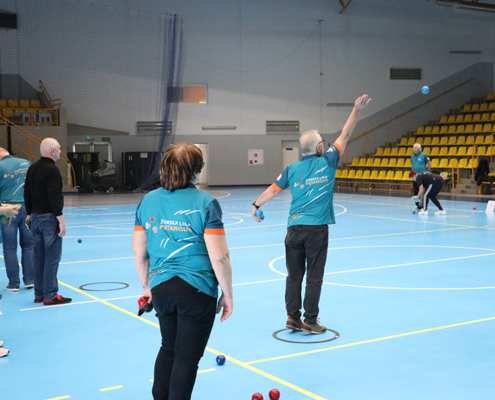 galeria zdjęć przedstawia zajęcia szkoleniowe z soft petanque w żorskiej hali sportowej