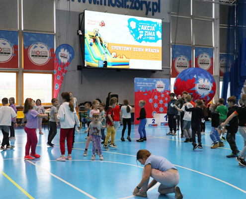 galeria zdjęć przedstawia zajęcia i konkurencje sportowe dla najmłodszych w żorskiej hali sportowej i wręczenie nagród