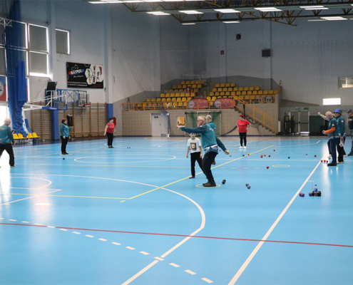 galeria zdjęć przedstawia zajęcia szkoleniowe z soft petanque w żorskiej hali sportowej