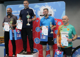 galeria zdjęć przedstawia turniej tenisa stołowego i wręczenie nagród na podium w żorskiej hali sportowej